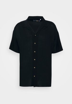 Camisa negra de manga corta hecha de un tejido ligero. Presenta un cuello con muesca y seis botones de tono dorado en la parte delantera.