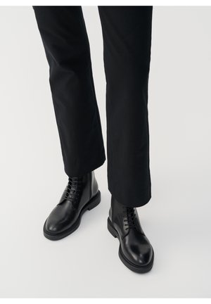 Šněrovací kotníkové boty - black