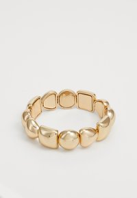 Bracciale color oro con forme irregolari e superfici lisce. Include anelli ovali e quadrati alternati, con una finitura lucida.