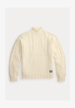 Krém színű kötött pulóver magas bordázott gallérral, kötött fonott mintákkal és egy kis anyaglelki márkacímkével a szegély közelében.