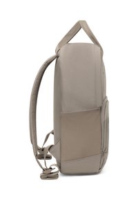 Zaino in tessuto beige con una forma rettangolare elegante, spallacci imbottiti e una tasca laterale con chiusura a zip.