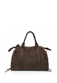 Sac à main en suédine marron foncé avec deux poignées supérieures, des sangles décoratives avec des rivets en or et des détails de fermeture éclair sur les côtés, sur fond blanc.