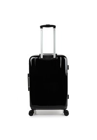 Maleta negra de concha dura con acabado brillante, asa de plata retráctil y cuatro ruedas. Cuenta con asas laterales para un fácil transporte.