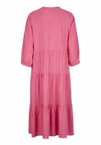 Rosa gestufte Kleid mit drei Abschnitten, ausgestattet mit einem runden Halsauschnitt und gerafften Ärmeln. Hergestellt aus leichtem Stoff mit glatter Textur.