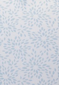 Hellblaue Blattmuster auf einem weißen Stoffhintergrund, mit kleinen, stilisierten Blättern und einer weichen Textur.