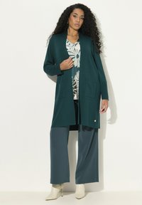 Ulla Popken LONG OPEN FRONT SWEATER - Gilet - deep green