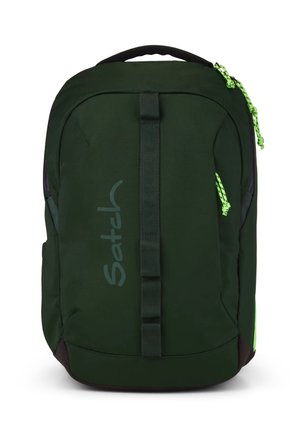 Dunkelgrüner Rucksack mit vertikalem Vorderfachriemen, neongrünen Reißverschlussanhängern und „Satch“-Logo auf der Vordertasche, für Schule oder Freizeit entworfen.