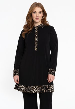 Schwarze Tunika mit Leopardenmuster am Kragen und an den Ärmelbündchen, mit einer Knopfleiste, langen Ärmeln und einem Detail mit Leopardenmuster am Saum. Weiche Stoffstruktur.