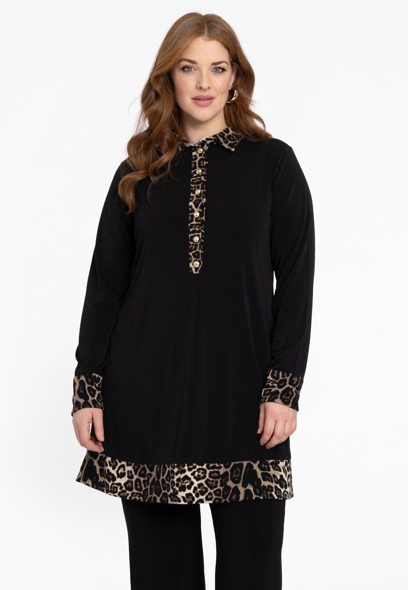 Zwarte tuniek met een kraag en manchetten van luipaardprint, voorzien van een knoopsluiting, lange mouwen en een luipaardprint onderrand. Zacht stoftextuur.