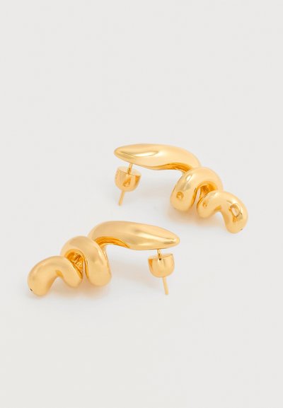 Σκουλαρίκια καρφίτσα με στριφτή αφηρημένη σχεδίαση σε χρυσό τόνο, με ασφαλή κούμπωμα τύπου push-back, σε απλό φωτεινό φόντο.