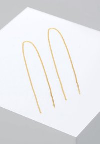 Pendientes de hilo dorado que presentan un diseño de cadena delgada y texturizada con acentos de barras rectas en los extremos. Superficie lisa, apariencia ligera.