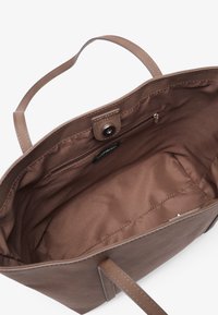 Borsa a spalla marrone con design morbido, realizzata in materiale liscio; presenta una chiusura a scatto e una tasca interna con zip per un'organizzazione ottimale.