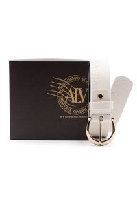 Witte leren riem met een gouden gesp, voorzien van een gestructureerd patroon. Verpakt in een zwarte doos met gouden branding en embleem.