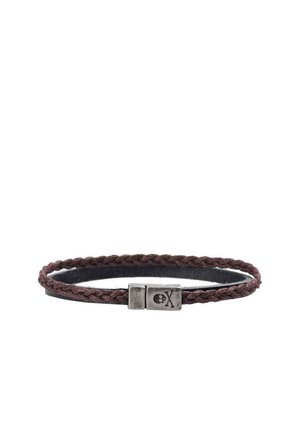 Pulsera de cuero trenzado marrón con un cierre de plata que presenta un pequeño diseño de calavera y huesos cruzados.