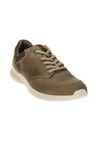 Brauner Freizeitsneaker mit beige-farbenen Schnürsenkeln, perforierten Seitenpaneelen, gepolstertem Kragen und weißer Gummisohle, schräg dargestellt mit Vorder- und Seitenansicht.