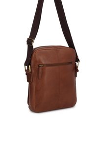 Borsa a tracolla in pelle marrone con finitura liscia, tracolla scura regolabile, tasca frontale con cerniera e design minimalista.