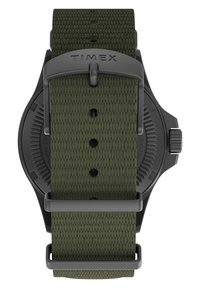 Hodinky Timex s tmavo zeleným tkaným nylonovým páskom, šedým kovovým hardvérom a textúrovaným čiernym puzdrom s okrúhlym rámom.