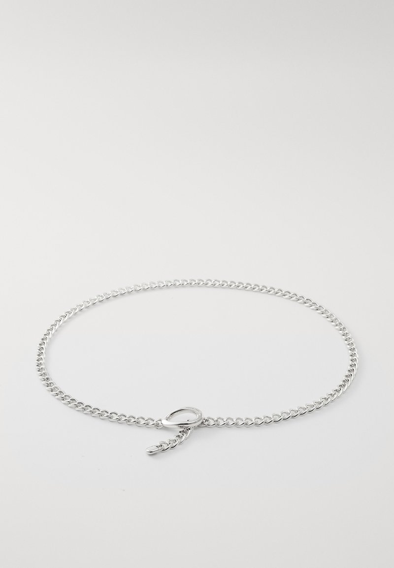 Zilveren schakelarmband met in elkaar grijpende schakels, een karabijnsluiting en een verstelbare kettingconnector voor maatflexibiliteit.