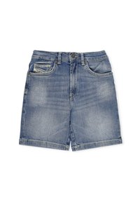 Shorts in denim azzurro chiaro con una leggera texture distressed, dotati di tasche frontali, passanti per la cintura e un orlo che arriva sopra il ginocchio.