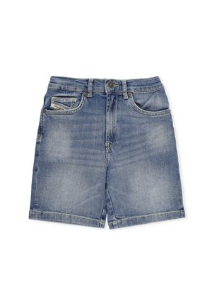 Shorts in denim azzurro chiaro con una leggera texture distressed, dotati di tasche frontali, passanti per la cintura e un orlo che arriva sopra il ginocchio.