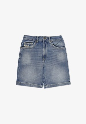 Shorts in denim azzurro chiaro con una leggera texture distressed, dotati di tasche frontali, passanti per la cintura e un orlo che arriva sopra il ginocchio.
