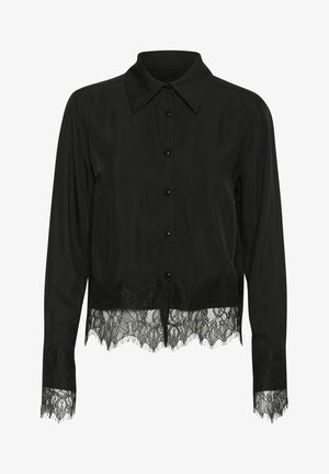 Chemise noire à boutons en tissu lisse, ornée de dentelle au bas et aux poignets, avec un col pointu et des boutons brillants.