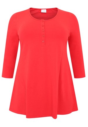Tunique rouge à manches longues avec encolure dégagée et patte de boutonnage à cinq boutons, coupe évasée et longueur au niveau du genou.
