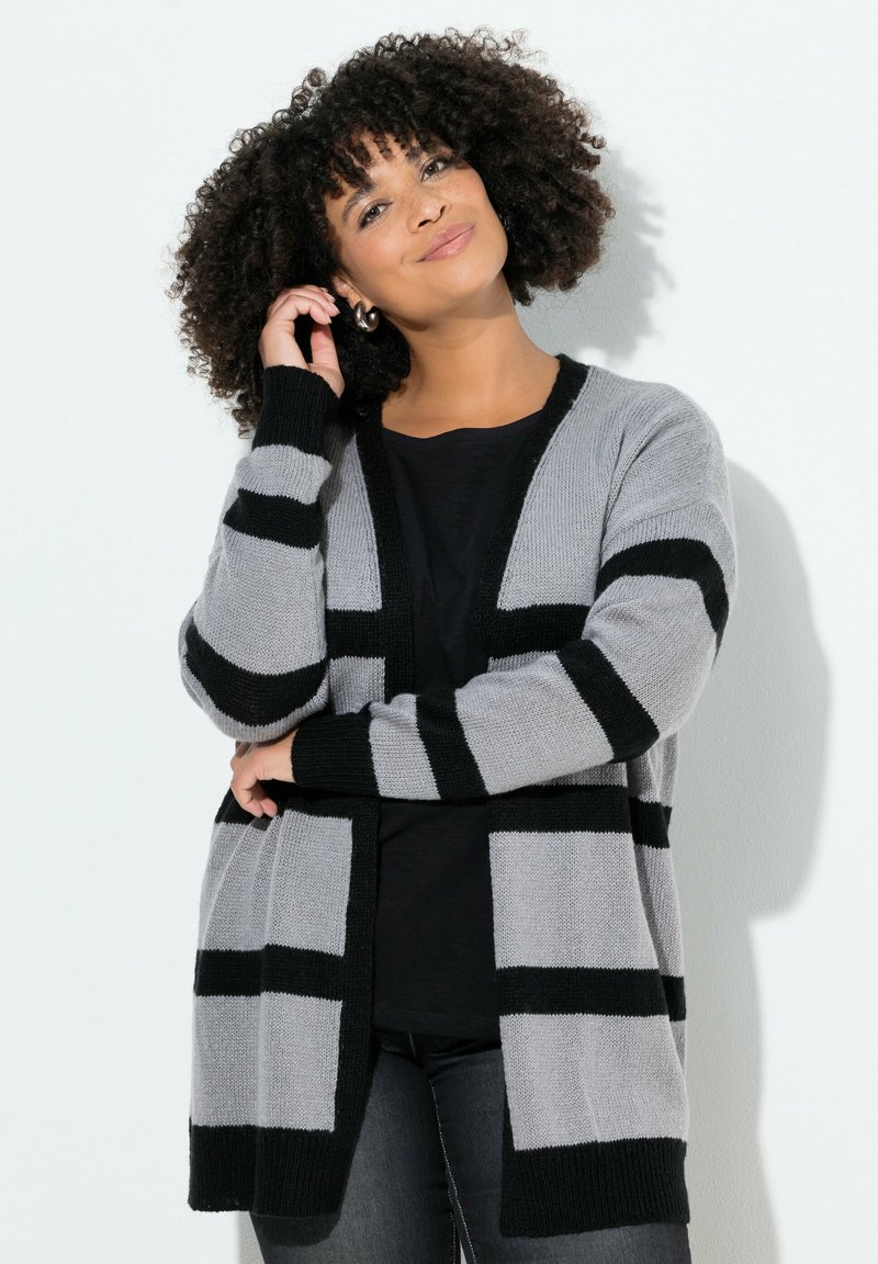 Harmaa ja musta raidallinen neulejakku, jossa on rento istuvuus, auki oleva etuosa ja pitkät hihat. Ribbaatut hihansuut ja helma tuovat tekstuuria.