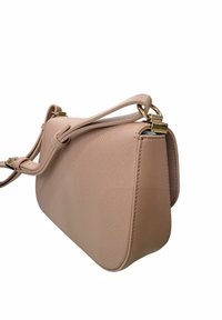 Borsa a mano rosa chiaro con superficie testurizzata, tracolla removibile, dettagli in metallo dorato e forma liscia e strutturata.