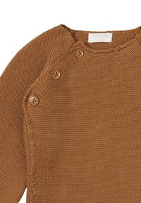 Roestkleurige gebreide trui met een ronde hals, met een gestructureerde weefsel, drie bruine knopen op de linkerschouder en een label aan de binnenkant.