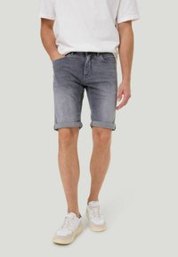 Grijze denimshorts met een casual opgerolde zoom, voorzien van een klassiek vijf-pocket ontwerp en een versleten look, gedragen met witte sneakers.
