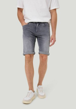 Grijze denimshorts met een casual opgerolde zoom, voorzien van een klassiek vijf-pocket ontwerp en een versleten look, gedragen met witte sneakers.