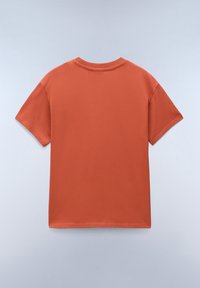 T-shirt a maniche corte in cotone arancio bruciato. Design semplice con collo a giro e orlo dritto; texture liscia, senza motivi o accenti visibili.