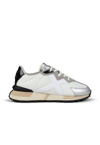 Sneaker in pelle bianca con punta argentata metallica, accenti in suede grigi, tacco nero, logo bianco e suola in gomma texturizzata.