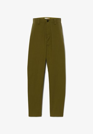Pantaloni verde oliva in cotone con chiusura a bottoni, vita standard e design a gamba dritta. Presentano tasche laterali e posteriori.