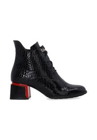 Černé kotníkové boty vyrobené z lesklé imitace hadí kůže, s šněrováním vpředu a kubánským podpatkem s červeným akcentem na základně.