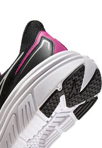 Scarpa atletica nera e rosa con tomaia testurizzata, suola intermedia bianca e suola esterna in gomma con battistrada. Presenta un design elegante e accenti a contrasto.