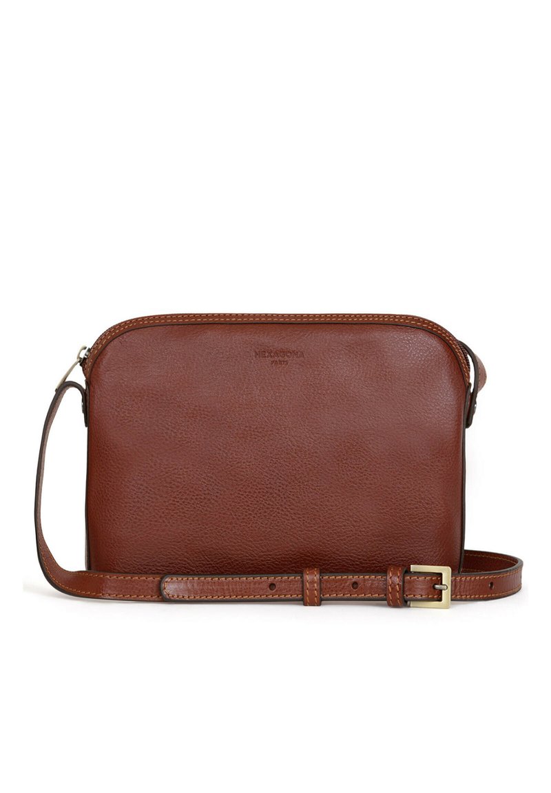 Brązowa skórzana torebka na ramię o gładkiej fakturze, z zapięciem na zamek, regulowanym paskiem i prostokątnym kształcie. Subtelne logo wytłoczone z przodu.