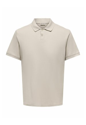 Beżowa koszulka polo z krótkim rękawem, z dwoma guzikami i klasycznym kołnierzykiem, wykonana z fakturowanej tkaniny.