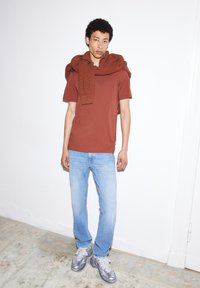 ARMEDANGELS JAAMES - T-shirt basic - dark amber