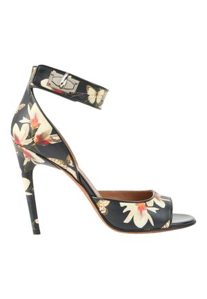 Sandale noire à talon haut avec imprimé floral et papillon, bout ouvert et bride cheville avec boucle argentée.
