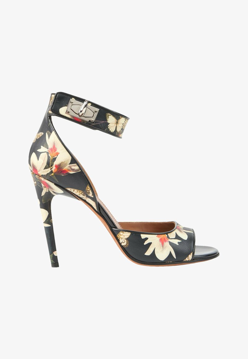 Sandale noire à talon haut avec imprimé floral et papillon, bout ouvert et bride cheville avec boucle argentée.