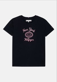 Černé bavlněné tričko s krátkými rukávy, s růžovým vyšívaným nápisem "New York Hilfiger" ve tvaru oválu ve středu.
