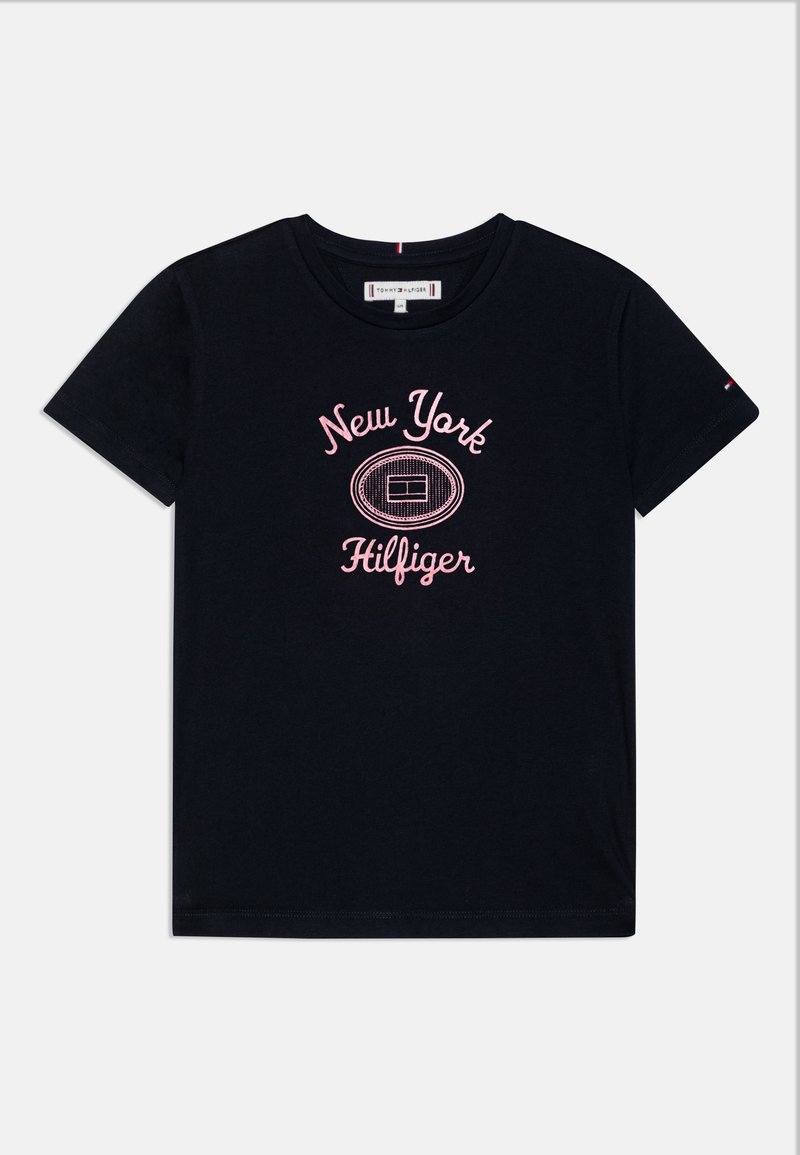 Černé bavlněné tričko s krátkými rukávy, s růžovým vyšívaným nápisem "New York Hilfiger" ve tvaru oválu ve středu.