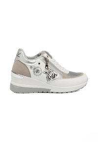 Sneaker bianco e beige con un accento in argento, materiali in suede e mesh, suola rialzata, chiusura con lacci, zip laterale e dettagli del logo.