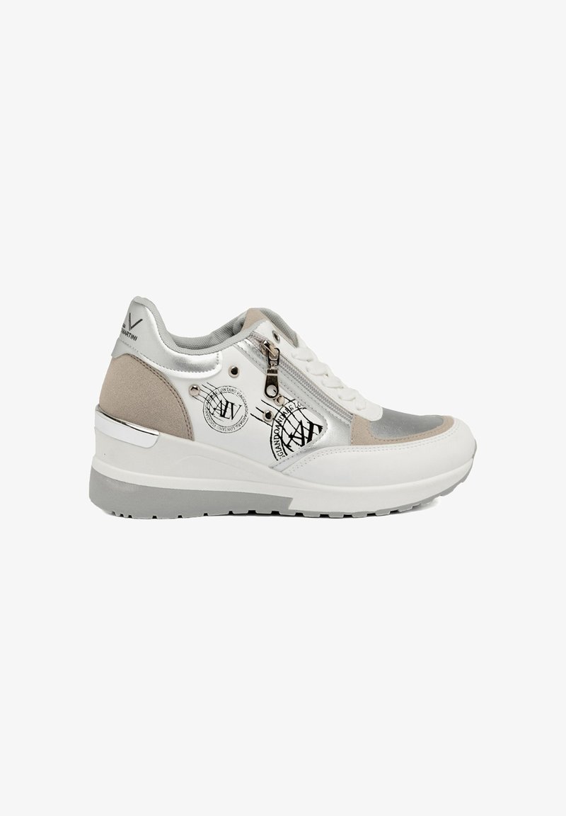 Sneaker bianco e beige con un accento in argento, materiali in suede e mesh, suola rialzata, chiusura con lacci, zip laterale e dettagli del logo.