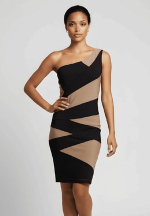 Vestido ajustado de un solo hombro con atrevidos patrones diagonales en negro y beige, confeccionado con tela elástica, de textura suave y silueta entallada.