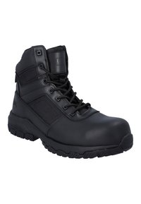 Zwarte veiligheidslaarzen met een rubberen zool, leren en mesh bovenzijde, gewatteerde kraag en versterkte neuskap. Voorzien van duurzame veters en robuust design.