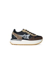 Sneaker neri e marroni con dettagli in stampa leopardata, logo metallico grigio e suede testurizzato. Suola intermedia bianca e suola in gomma. Chiusura con lacci classica.