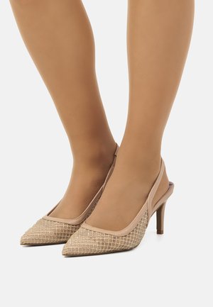 Décolleté beige con punta affusolata, caratterizzate da un design con ritagli e una parte anteriore in rete testurizzata. Presentano un tacco sottile e una fascia sul tallone per maggiore supporto.